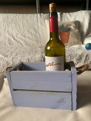 Caja de madera azul claro con cuerdas