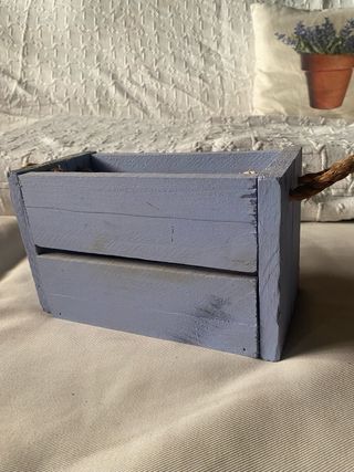 Caja de madera azul claro con cuerdas