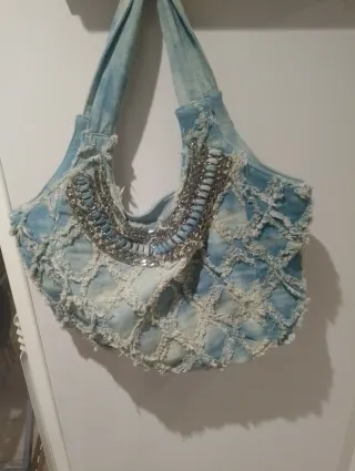 Bolso de mezclilla desgastado con cadenas