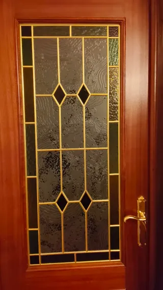 Puerta madera y cristalera decorativa