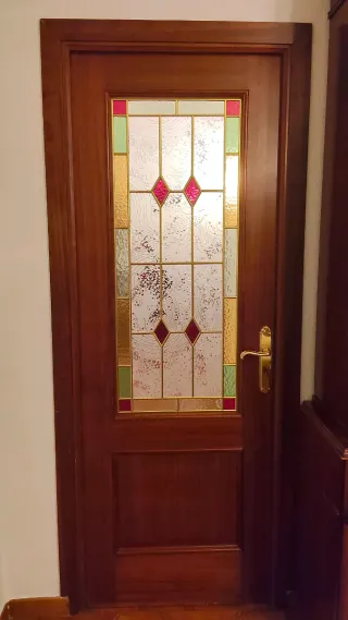 Puerta madera y cristalera decorativa