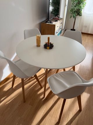 Mesa estilo nordico y sus 4 sillas
