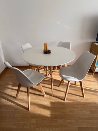 Mesa estilo nordico y sus 4 sillas
