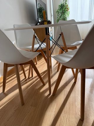 Mesa estilo nordico y sus 4 sillas