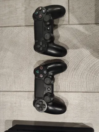 PS4 Slim Negra + 2 Mandos