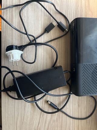 Consola Xbox 360 E Negra + 2 Mandos + Juegos
