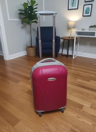 Maleta de viaje rosa y gris