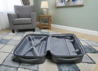 Maleta de viaje rosa y gris