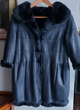 Chaquetón de piel natural con manga francesa.