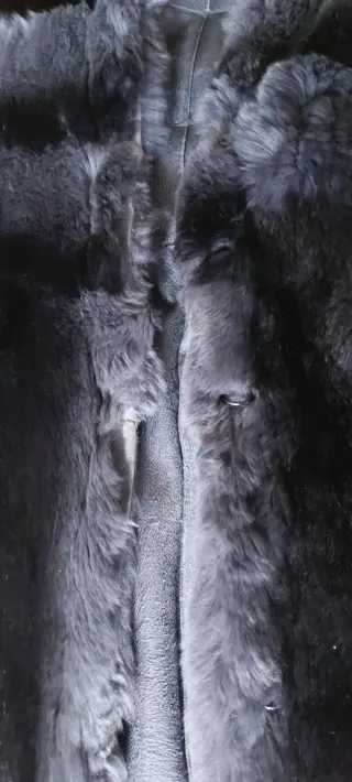 Chaquetón de piel natural con manga francesa.