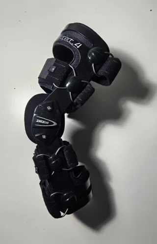 Rodillera Ortopédica Articulada Protect 4