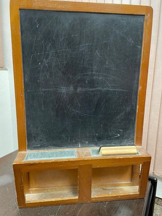 Pizarra de madera con cajón y borrador