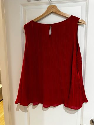 Blusa roja plisada de Mango - Talla L