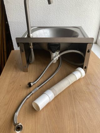 Lavamanos de pared con pulsador