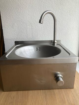 Lavamanos de pared con pulsador
