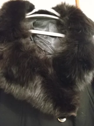 Abrigo largo de lana con cuello de pelo