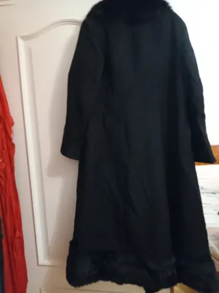 Abrigo largo de lana con cuello de pelo