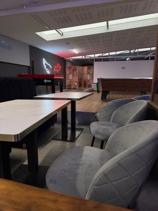 Mobiliario Hostelería: Sillas, Mesas y Sofás