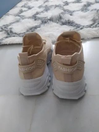 Zapatillas Beige y Blancas