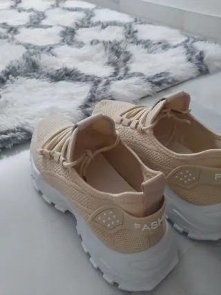 Zapatillas Beige y Blancas