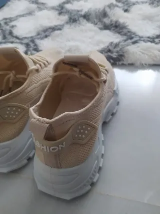 Zapatillas Beige y Blancas