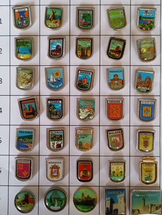 AA445 lote de 30 pins turísticos de España.