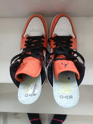Nike Air Jordan 1 Mid Naranja y Blanco