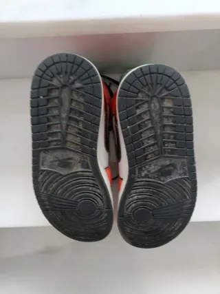 Nike Air Jordan 1 Mid Naranja y Blanco