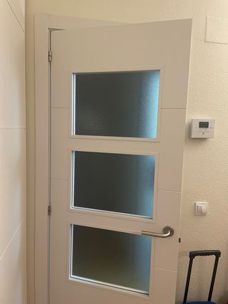 Puerta madera lacada con 3 cristales