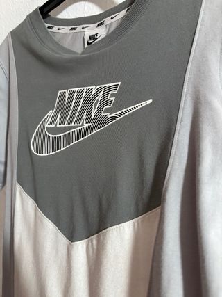 Camiseta Nike Gris y Blanca Talla M de niños