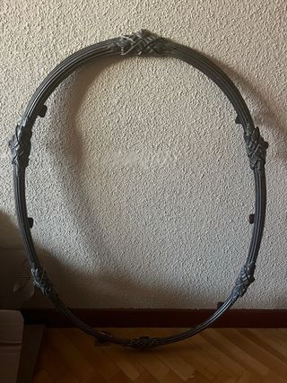 Marco de espejo ovalado decorativo