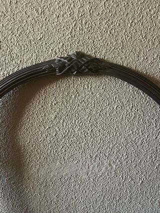 Marco de espejo ovalado decorativo