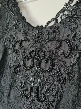 Vestido negro con pedrería y falda de tul bordada