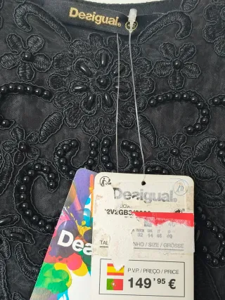 Vestido negro con pedrería y falda de tul bordada