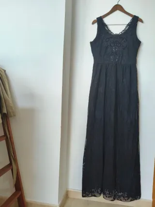 Vestido negro con pedrería y falda de tul bordada