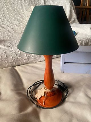 Lámpara de mesa con base de madera