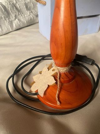 Lámpara de mesa con base de madera