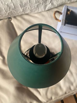 Lámpara de mesa con base de madera