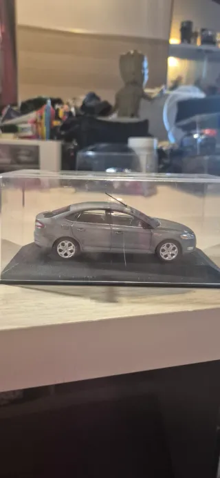 Ford Mondeo Gris Minichamps