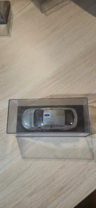 Ford Mondeo Gris Minichamps
