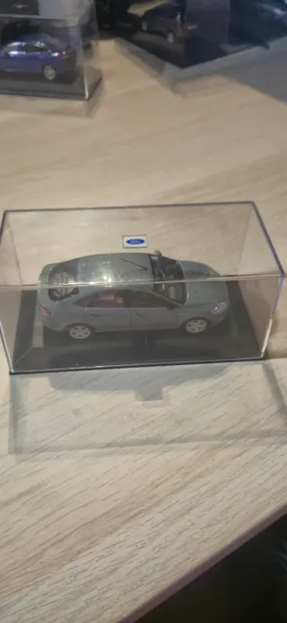 Ford Mondeo Gris Minichamps