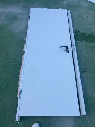 Puerta Metálica Blanca con Marco y 3 Llaves