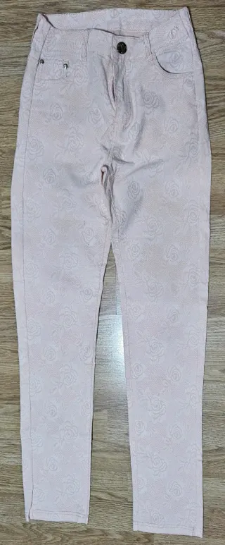 Pantalón pitillo estampado floral rosa