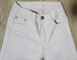 Pantalón pitillo estampado floral rosa