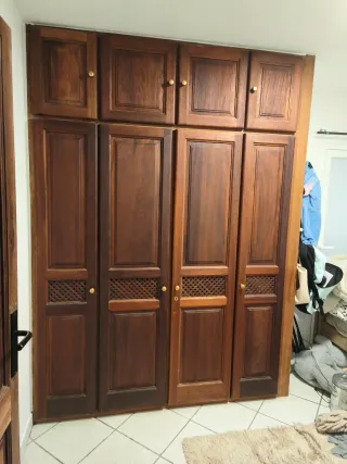 Armadio a muro in legno massello Iroco