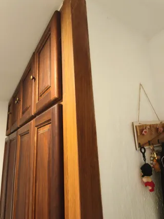 Armadio a muro in legno massello Iroco