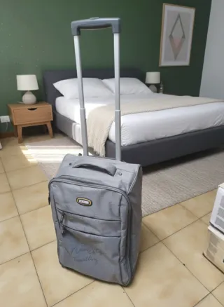 Maleta de viaje gris con ruedas