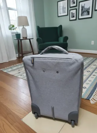 Maleta de viaje gris con ruedas