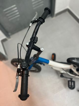 Bicicleta infantil azul y blanca