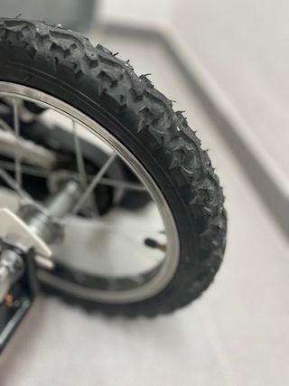 Bicicleta infantil azul y blanca